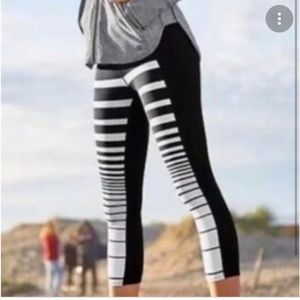 ATHLETA Womens Sonar Capri Size L Black White Crop Mid Rise Back zip  Pocket